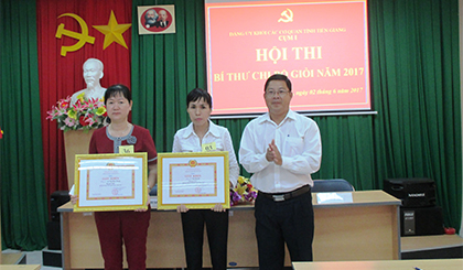 Ông Trần Thanh Nguyên, Bí thư Đảng ủy khối Các cơ quan tỉnh trao giải Nhất cho các thí sinh.