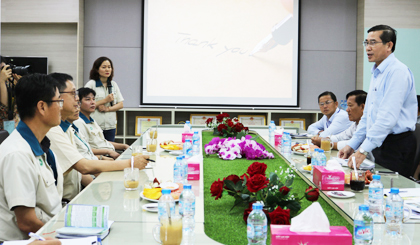 Ông Lê Văn Hưởng, Chủ tịch UBND tỉnh thăm và làm việc với Công ty cổ phần Taekwang Vina Industrial - Chi nhánh Mỹ Tho.