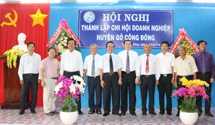 Ông Lê Văn Hưởng, Phó Bí thư Tỉnh ủy, Chủ tịch UBND tỉnh tham dự Hội nghị thành lập Chi hội DN huyện Gò Công Đông.