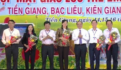 Ông Trần Thanh Đức tặng hoa cho đại diện các tỉnh tham dự trại hè.