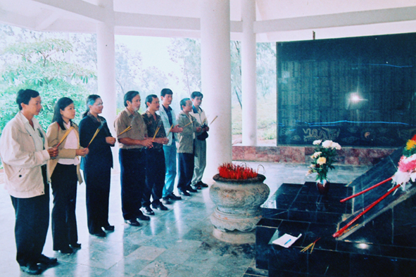 Lãnh đạo, cán bộ, phóng viên Báo Ấp Bắc thắp hương tại Nhà bia tưởng niệm các liệt sĩ TNXP tại Ngã ba Đồng Lộc năm 2002 - Ảnh: Duy Sơn.