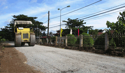 Đường giao thông ở xã Cẩm Sơn đang được tập trung nâng cấp.