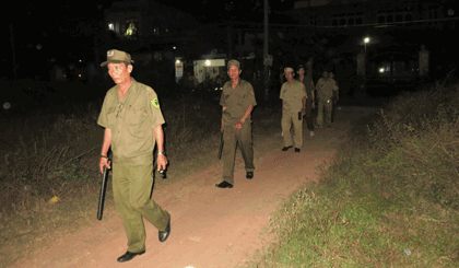 Đội dân phòng xe Hon da khách CCB ấp Phước Hoà, xã Phước Thạnh đi tuần tra vào ban đêm.