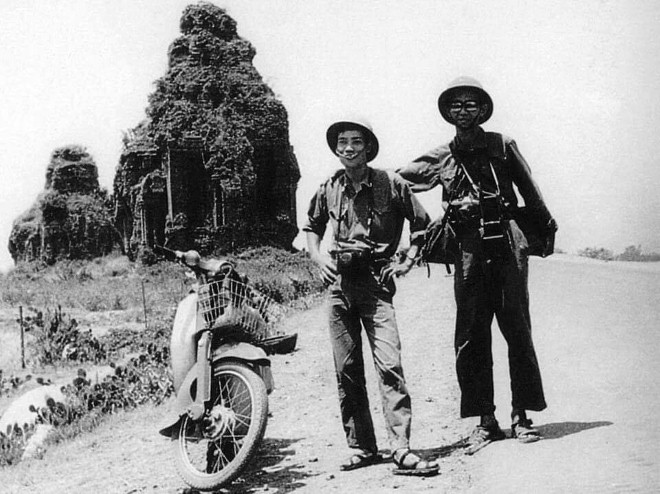 Nhà nhiếp ảnh Lâm Hồng Long (bên phải) và nhà báo Trần Mai Hưởng trên đường chiến dịch Hồ Chí Minh 1975
