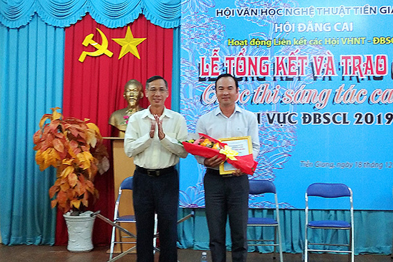 Đ/c Phan Thanh Dũng - Phó Ban Tuyên giáo Tỉnh uỷ trao giải nhất cho tác giả Hoàng Chương