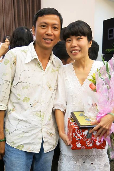 Bùi Thanh Tuấn (trái) và tác giả Sâm Cầm - Người đoạt giải nhất cuộc thi sáng tác thơ trên Facebook vừa diễn ra ở TP HCM.
