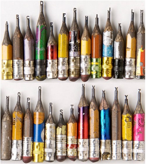Dalton Ghetti, nghệ sĩ gốc gốc Brazil hiện sinh sống ở Mỹ, vốn là thợ mộc, những lúc rảnh rỗi, ông thích gọt dũa những chiếc bút chì. Dây chuyền, chữ cái, động vật, hình người& được tạc nên trên những đầu bút bé nhỏ.