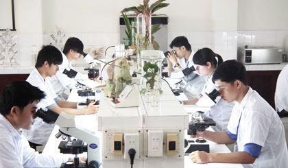 Sinh viên trường ĐH Tiền Giang trong giờ thực hành thí nghiệm. Ảnh: TL