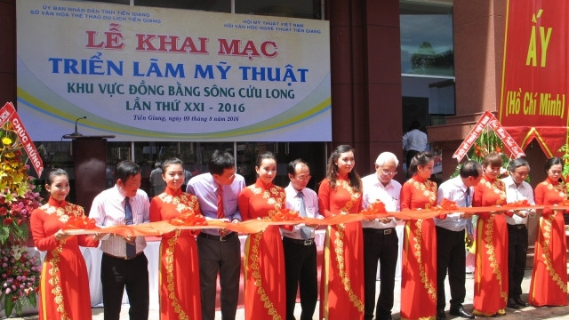 Cắt băng khai mạc triển lãm.