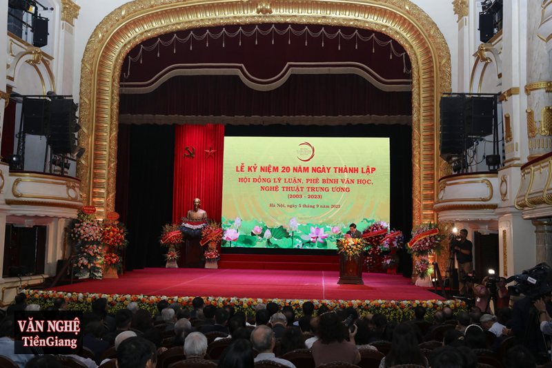 Phân tích Bài thơ của một người yêu nước mình - Đất nước hiện lên từ mẹ, mái nhà và nguồn cội