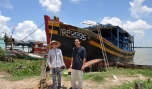 Thuyền trưởng Nguyễn Văn Tuấn và vợ cùng chiếc tàu 350CV vừa trở về sau chuyến đánh bắt ở thềm lục địa và quần đảo Trường Sa
