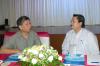 Nhà văn Nguyễn Huy Thiệp (trái) và ông Nguyễn Minh Nhựt, Giám đốc NXB Trẻ tại buổi ký tác quyền, sáng 23/3 ở TP HCM. 