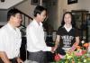 Nhà văn Thu Trang - TBT Tạp chí Văn nghệ Tiền Giang nhận hoa chúc mừng của Ban Tuyên giáo