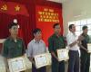 Ông Nguyễn Quốc Thanh, Phó CT UBND huyện Cái Bè trao giấy khen cho các cá nhân, thập thể.