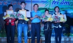 Soạn giả Huỳnh Anh, Chủ tịch Hội VH-NT tỉnh trao Giấy chứng nhận cho các học viên lớp tập huấn biểu diễn ảo thuật.