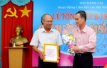 Đồng chí Nguyễn Thanh Hiền - Tỉnh ủy viên, Phó ban Thường trực Ban Tuyên giáo Tỉnh ủy Tiền Giang trao giải nhất cho tác giả Diệp Vàm Cỏ