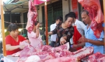 Người mua chọn thịt tại sạp thịt heo của Công ty CP Chăn nuôi C.P Việt Nam.