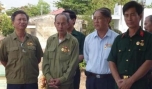 Ông Lê Thanh Tân (thứ 2 từ trái qua) cùng đồng đội về thăm chiến trường xưa (ảnh tư liệu).