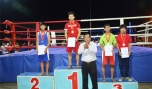 Ông Hồ Đắc Việt Thanh, Phó Giám đốc Sở Văn hóa, Thể thao và Du lịch trao huy chương ở hạng cân 51 kg nam tại Giải Kick-Boxing Đại hội TDTT ĐBSCL lần VI năm 2015. Ảnh: Tuấn Lâm