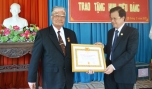 Trao tặng 300 Huy hiệu Đảng nhân kỷ niệm 125 năm sinh nhật Bác Hồ