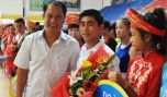 TS. Vũ Đức Thịnh (bìa trái) tặng hoa cho đoàn VĐV Tiền Giang tham gia giải.