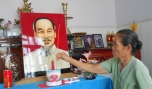 Bà Mẹ Việt Nam Anh hùng Đoàn Thị Hạnh bên bàn thờ Bác Hồ.