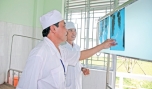 Bác sĩ Nguyễn Tấn Lộc hướng dẫn chuyên môn cho đồng nghiệp.