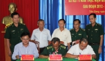 Đại diện Đảng ủy BĐBP tỉnh, Huyện ủy Gò Công Đông và Tân Phú Đông ký kết Quy chế phối hợp.