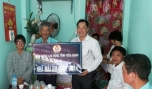 Ông Lưu Nhơn Đức, Chủ tịch CĐGD tỉnh Tiền Giang trao biểu trưng Mái ấm Công đoàn cho ông Huỳnh Văn Giỏi.