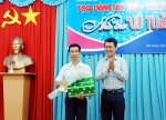 Lãnh đạo hội VHNT tặng hoa cho tác giả Vũ Tuấn