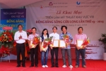 Tác giả Kim Điệp - Tiền Giang (thứ ba từ trái sang) nhận giải ba mỹ thuật ĐBSCL