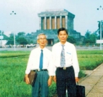 Nhạc sĩ Nguyễn Nhuận (phải) và nhà thơ Viễn Phương trước lăng Bác
