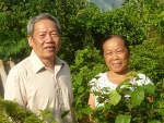 Anh Phú và chị Điệp trong vườn nhà (Ảnh: Ngọc Thủy)