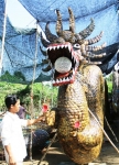 Anh Nguyễn bên con rồng gáo dừa đầu tiên vừa hoàn thành.
