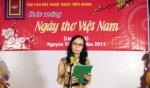 Nhà văn Thu Trang phát biểu khai mạc Ngày thơ Việt Nam năm 2011.