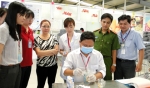 Đoàn kiểm tra đang thực hiện mẫu test nhanh hàn the tại bếp ăn tập thể Công ty TNHH PungKook Cụm Công nghiệp xã Tân Mỹ Chánh TP Mỹ Tho (có trên 1.750 suất ăn mỗi ngày)