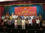 Các học viên dự trại chụp ảnh lưu niệm với lãnh đạo Liên hiệp các Hội VHNT Việt Nam