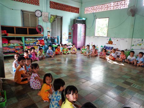 Các cháu đang học tại 1 phòng học của trường Mẫu giáo Tân Thuận Bình