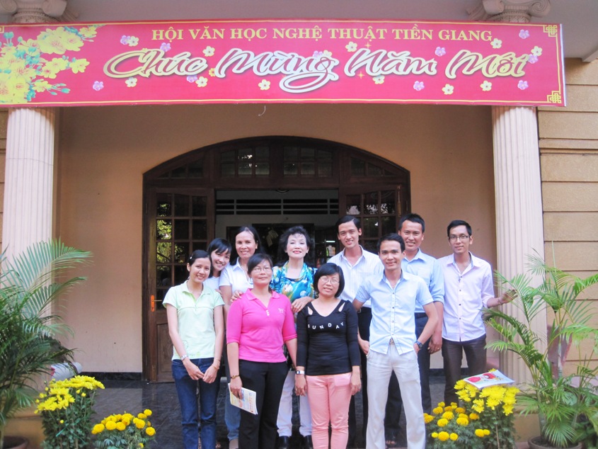 Nhà văn Thu Trang và nhà thơ P.N Thường Đoan chụp ảnh lưu niệm cùng thành viên CLB
