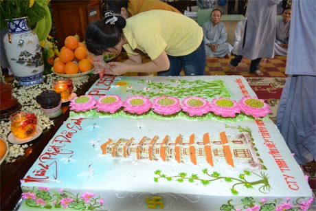 Nhân viên doanh nghiệp Khiết Minh đang trang trí chiếc bánh.