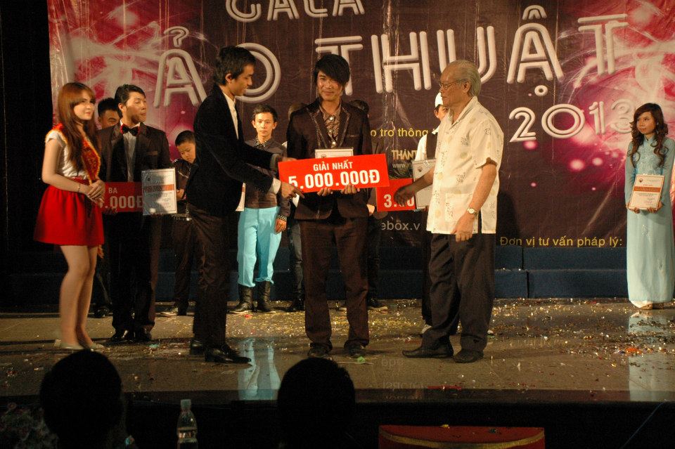 NSND Thái Mạnh Hiền và Ảo thuật gia Minh Triết trao giải nhất cho thí sinh Nguyễn Anh Tú