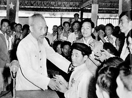 Bác Hồ thăm hỏi chiến sĩ thi đua Phạm Trung Pôn bị mùu hai mắt nhưng đã có sáng kiến cải tiến nông cụ.