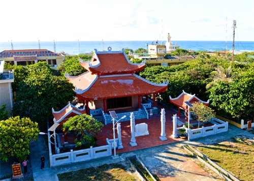  Nhà tưởng niệm Bác Hồ trên đảo Trường Sa lớn.