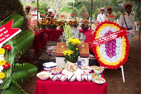 Tổ chức giỗ liệt sĩ Phạm Thành Trung cùng 4 liệt sĩ khác hy sinh cùng ngày tại Nghĩa trang Hàng Dương ở Côn Đảo. Ảnh: Ngọc Trung