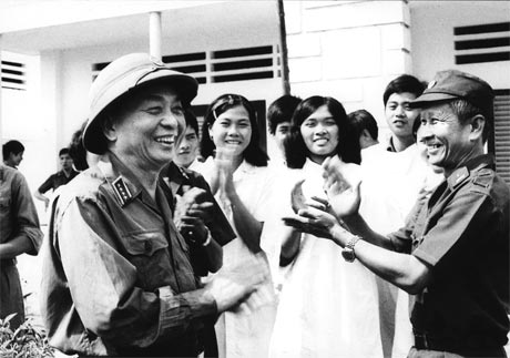 Đại tướng Võ Nguyên Giáp tham quan Trại rắn Đồng Tâm năm 1985. Ảnh: Trần Biểu