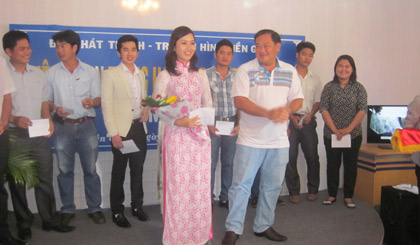 Ông Nguyễn Sỹ Hùng - Phó Giám đốc Đài PT-TH Tiền Giang trao giải cho các thí sinh đoạt giải.