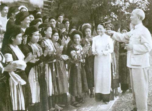 Năm 1965, Bác Hồ và bà Nguyễn Thị Thập tiếp đại biểu phụ nữ các dân tộc ít người. Ảnh: Tư liệu