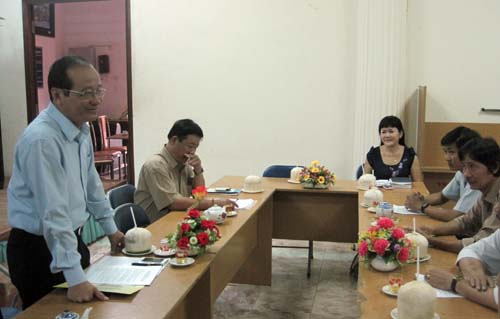 Ông Trần Thanh Đức - Phó Chủ tịch UBND tỉnh (bìa trái)