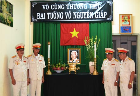 Hội Cựu chiến binh tỉnh lập bàn thờ để cựu chiến binh và nhân dân đến viếng, thắp hương tưởng niệm Đại tướng Võ Nguyên Giáp.