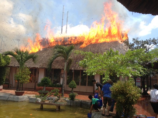 Cháy lớn xảy ra vào trưa 14-3 tại nhà hàng Lộc Phố (TP Mỹ Tho, Tiền Giang)